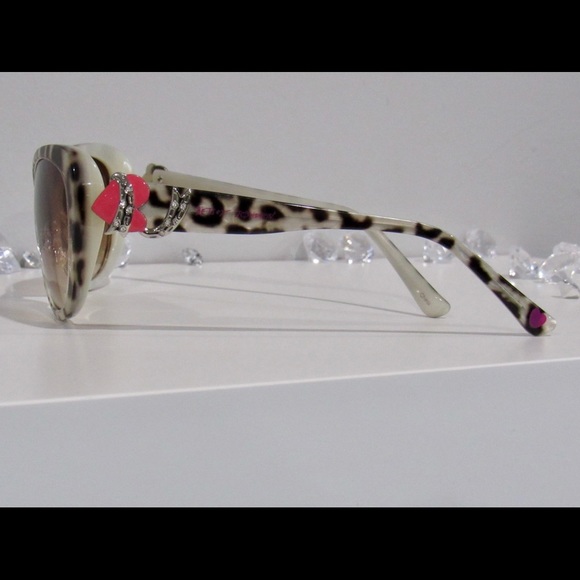 Betsey Johnson Sunglasses - Picture 4 of 7